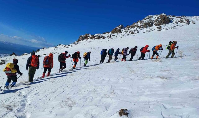 Küçük Erek Dağı'na zirve tırmanışı