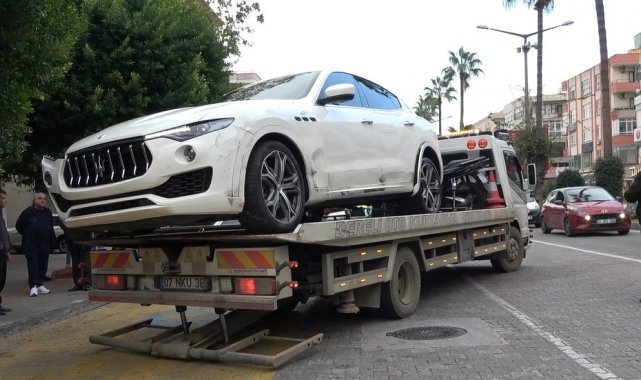 Lüks marka araç, park halindeki otomobillere çarparak durabildi