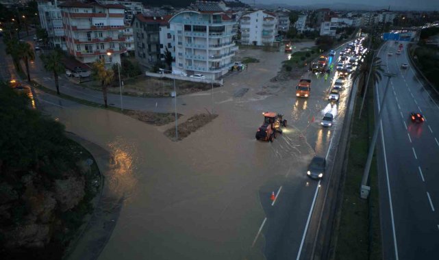 Manavgat'ta yoğun yağış etkili oldu, yollar göle döndü