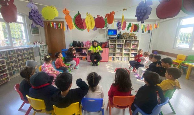 Mersin'de öğrenciler 'trafik güvenliği' konusunda bilgilendiriliyor