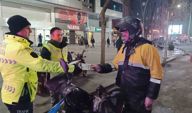 Motosiklet sürücülerine 'Hızını azalt ömrünü uzat' broşürü dağıtıldı