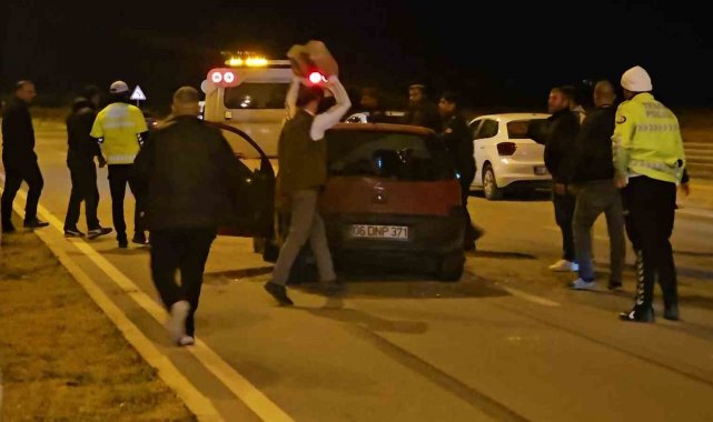 Motosiklet sürücüsü kazada öldü, yakınları çarpan otomobili parke taşıyla parçaladı
