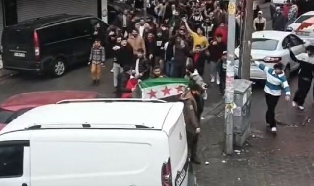 Muhaliflerin Şam'ı ele geçirmesi İstanbul'da konvoylarla kutlandı
