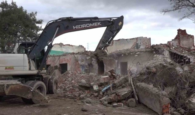 Muratoba'da metruk bina kontrollü şekilde yıkıldı