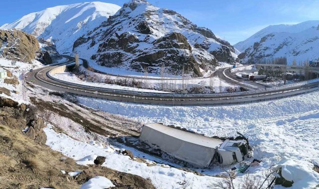 Oltu yol ayrımında bir kaza daha: TIR şarampole yuvarlandı