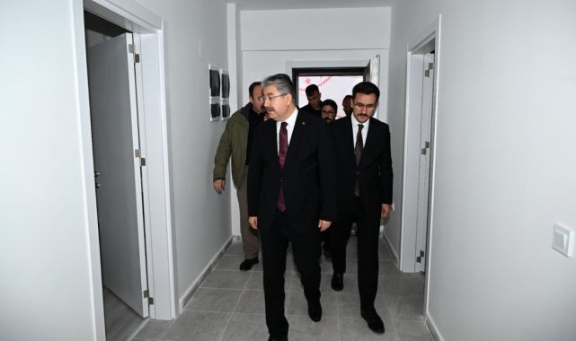 Osmaniye'de depremzedeler için yapılan 50 köy evinin anahtar teslimi yapıldı