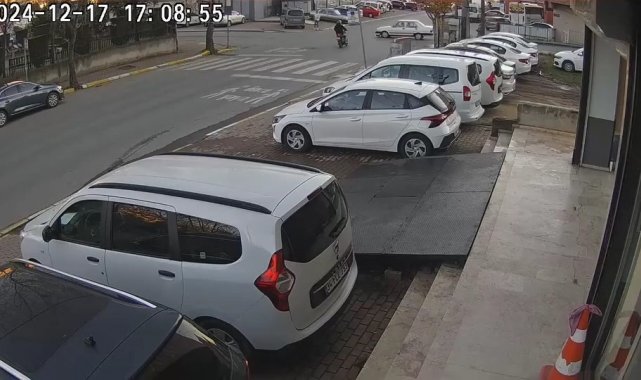 Otomobil ile motosiklet kazaya karıştı: O anlar kamerada