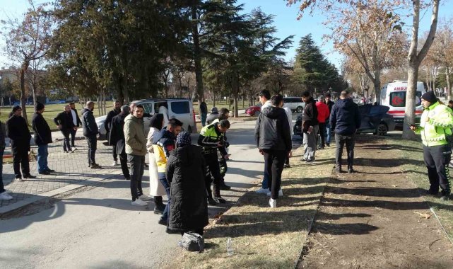Otomobillerin çarpıştığı kazada 2'si çocuk 3 kişi yaralandı