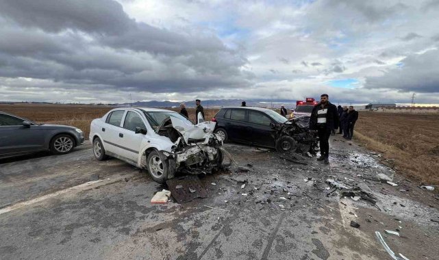 Otomobillerin kafa kafaya çarpıştığı kazada yaşlı çift hayatını kaybetti