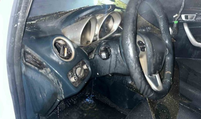 Park halindeki otomobilin motoru alev aldı, geriye demir yığını kaldı