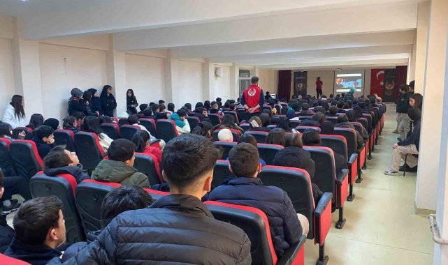 Polis öğrencileri bilgilendirdi
