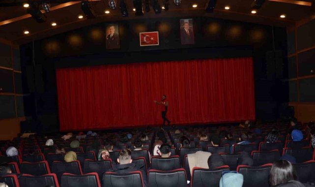Polisten üniversite öğrencilerine tiyatro etkinliği