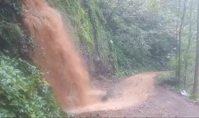 Rize'de heyelanda taş duvarın yıkıldığı anlar kamerada