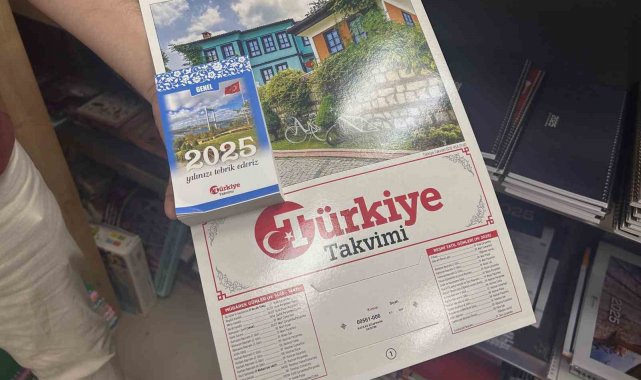 Saatli maarif takvimleri duvarlarda nostaljik bir parça olarak yer alıyor