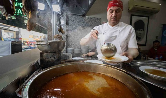 Sadece Güney Doğu'da değil İzmir'in o ilçesi de güne kebapla başlıyor