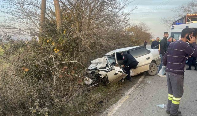 Sakarya'da kamyon ile otomobil çarpıştı: 2 ağır yaralı