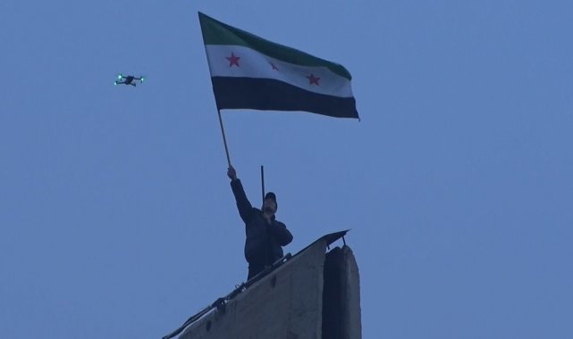 Şam Kılıcı Abidesi'nde yeni Suriye bayrağıyla kutlama