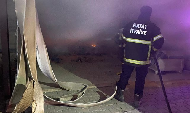Samandağ'da metruk iş yeri alevlere teslim oldu