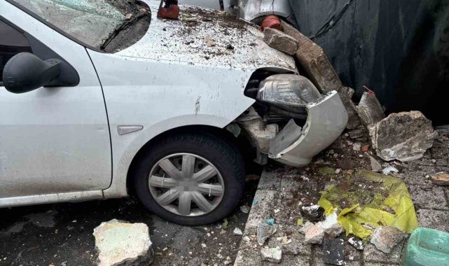Sarıyer'de metruk binanın balkonu çöktü: İki araç hasar gördü