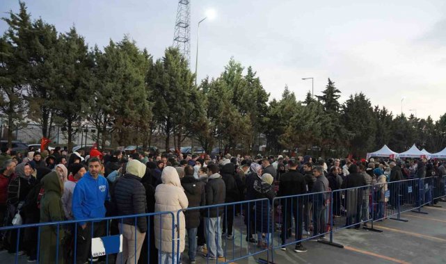 Silivri'de market açılışında verilecek bin TL'lik hediye çeki için vatandaşlar akşamdan çadır kurup bekledi