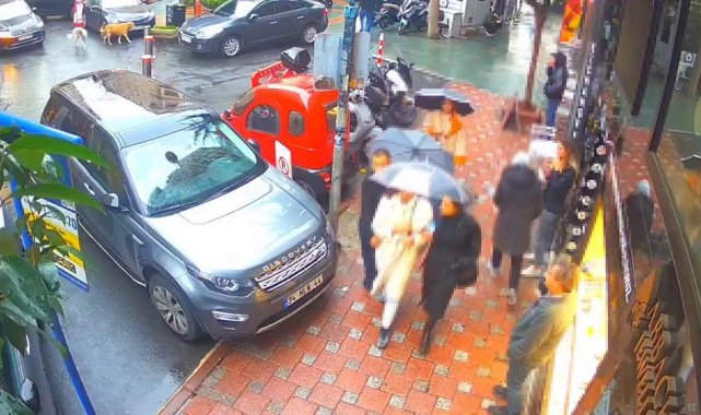 Şişli'de yolda yürüyen kadının telefonunu böyle çaldı