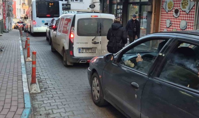 Süleymanpaşa'nın dar sokaklarında trafik çileye dönüşüyor