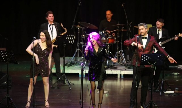 Sunshine Band, yeni yıl konserinde Güzelbahçelileri coşturdu