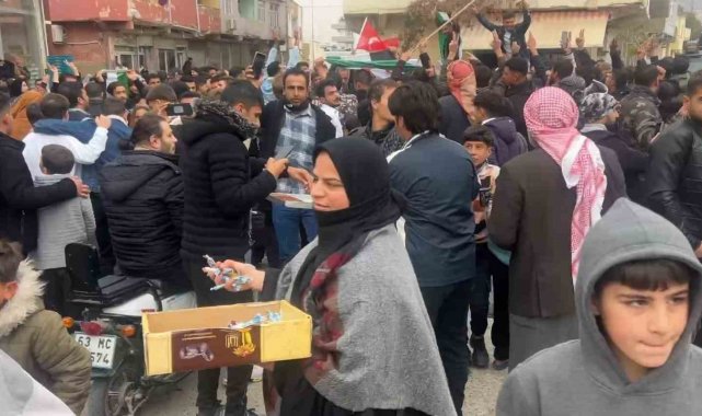 Suriye sınırında Esed rejiminin çöküşü kutlanıyor