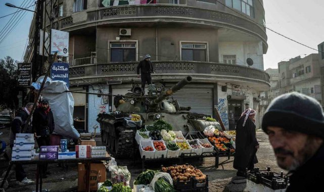 Suriyeli esnaf Esad'ın bomba yağdırdığı tankı manav tezgahına çevirdi