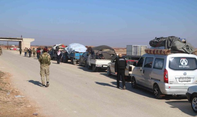 Terör örgütü PKKYPG'den temizlenen Tel Rıfat'ta 8 yıl mahsur kalan Suriyeliler Afrin'e doğru yola çıktı