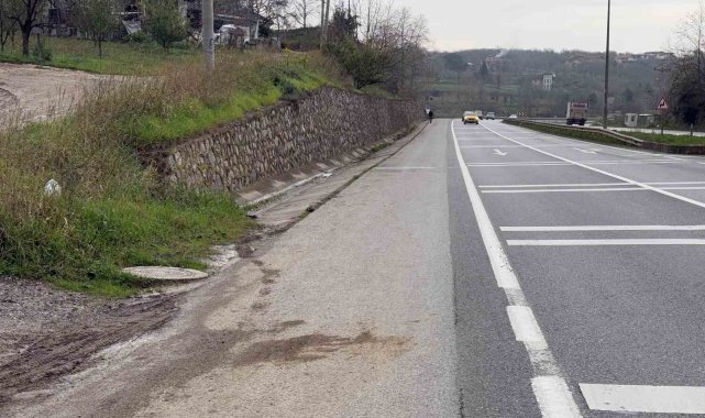 Ticari taksinin çarptığı kadın olay yerinde hayatını kaybetti: Kaza anı kamerada