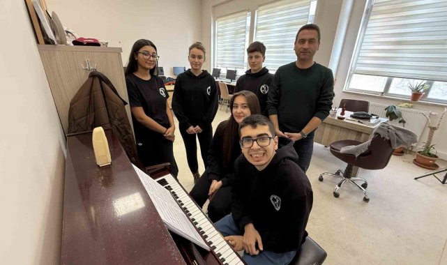 Tokat Güzel Sanatlar Lisesi'nin ilk otizmli öğrencisi Alperen, arkadaşlarının gözdesi oldu