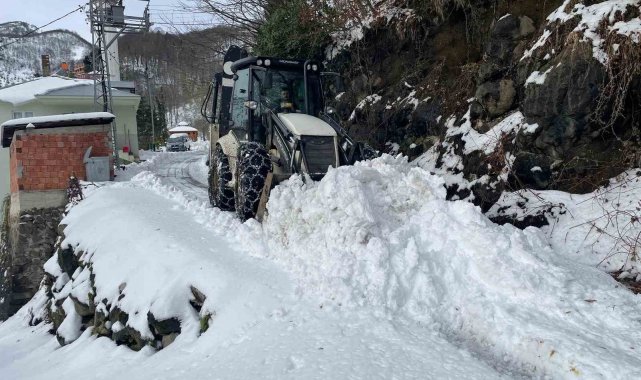 Trabzon'da kar nedeniyle kapanan mahalle yolları açılıyor