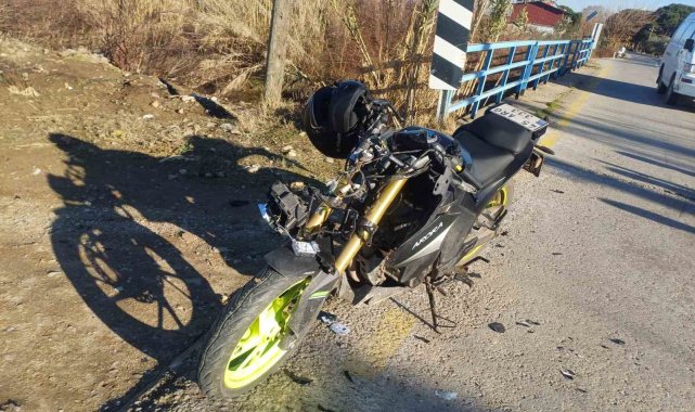Traktör ile çarpışan motosiklet sürücüsünü kaskı kurtardı