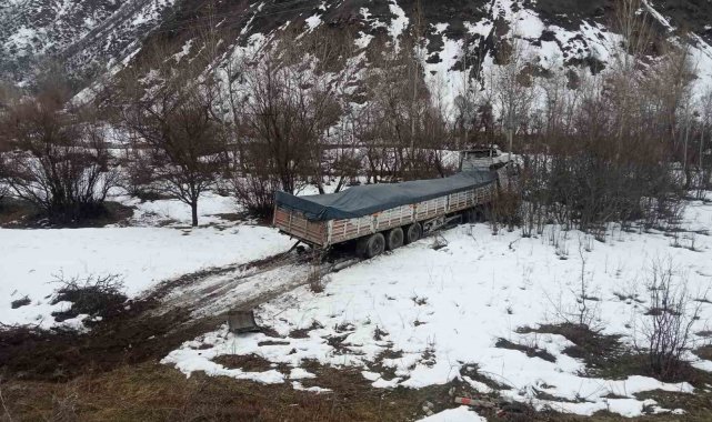 Tunceli'de şeker yüklü tır şarampole yuvarlandı