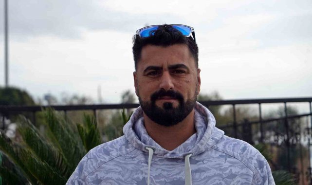 Tuttuğu boyu kadar köpek balığını sahilde kucaklayıp denize bıraktı