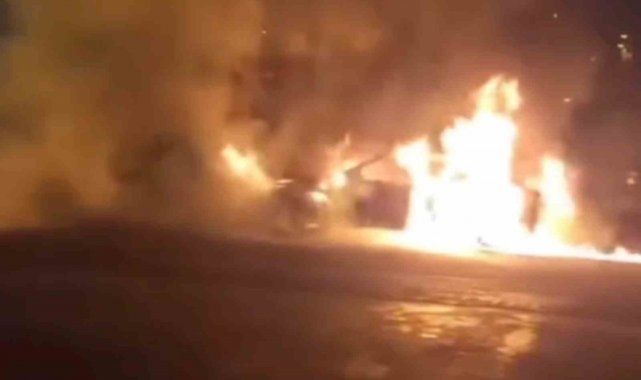Üsküdar'da otomobil alev alev yandı