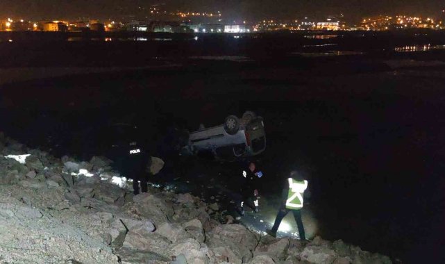 Van'da kamyonet göle uçtu: 2 yaralı