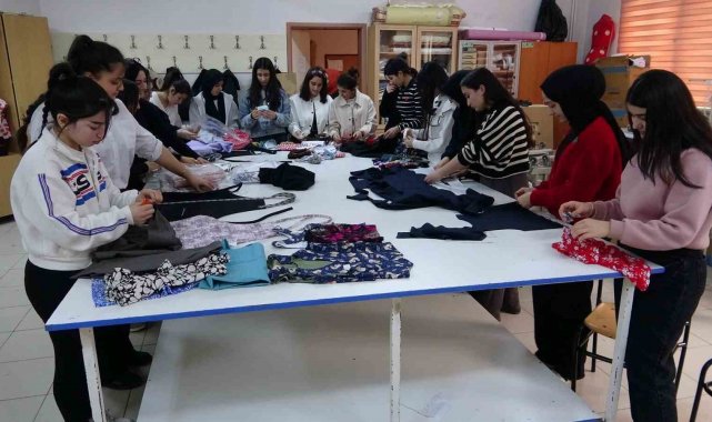 Van'da moda tasarım öğrencileri ihtiyaç sahibi olanlar için dikiyorlar