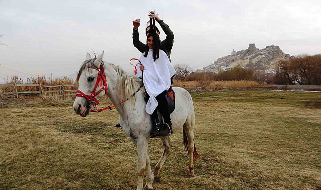 Vanlı kuaför at sırtında saç kesti