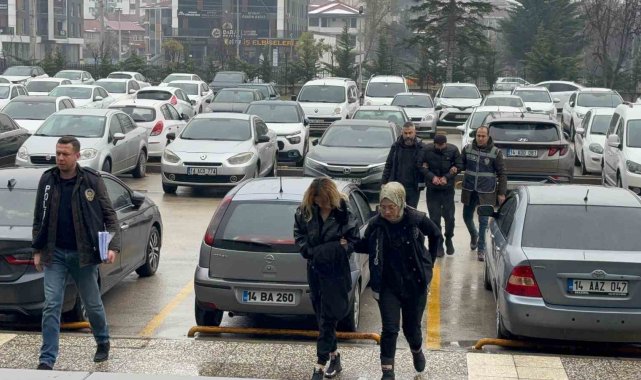 Yabancı uyruklu aileyi, "Adınız terör örgütü ile ilişkilendirilmiş" diyerek 500 bin lira dolandırdılar