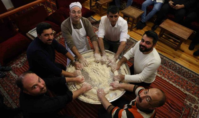 Yapımı 5 saat süren asırlık tatlı, lezzetiyle damak çatlatıyor
