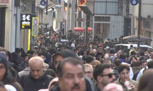 Yeni yıla saatler kala İstiklal Caddesi'nde insan seli