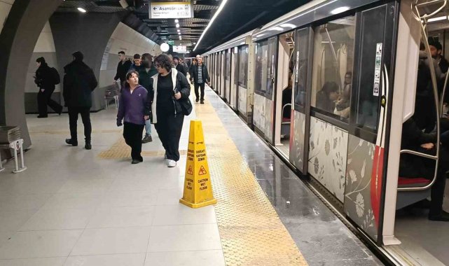 Yenibosna'da metro istasyonunun tavanından sular aktı