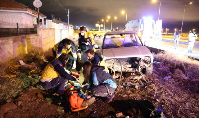 Yoldan çıkan Tofaş otomobil refüje girerek hurdaya döndü: 2 yaralı