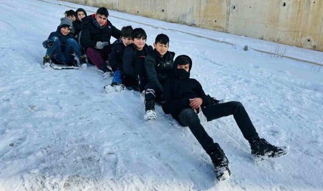 Yüksekova'da kar yağışını çocuklar eğlenceye çevirdi