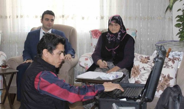 Yüzlerce vatandaşın kimlikleri adreslerinde teslim edildi
