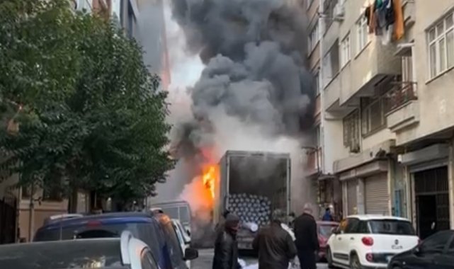 Zeytinburnu'nda kamyonet alev topuna döndü: O anlar kamerada