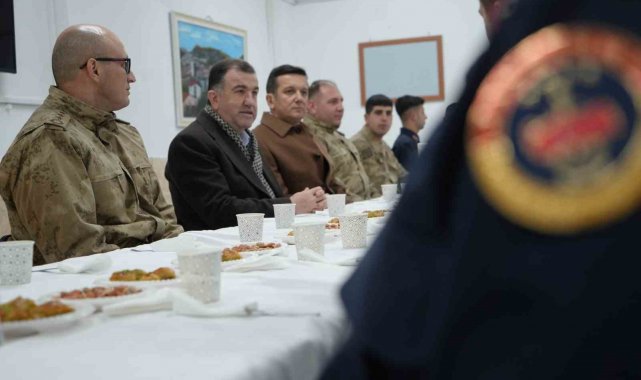 Bayburt'ta yeni yıla görevi başında giren güvenlik güçleri ve sağlık çalışanları unutulmadı