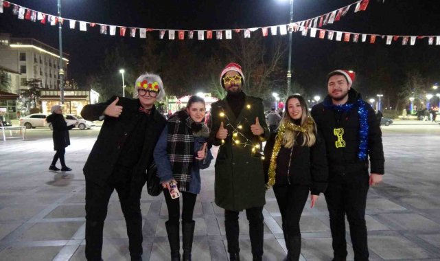 Burdur'da yılbaşı Cumhuriyet Meydanı'nda coşku ile kutlandı